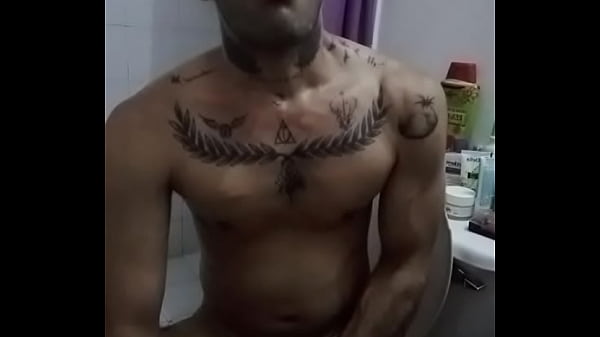 Una video llamada se puso caliente y no quedo m&aacute;s que botar leche 