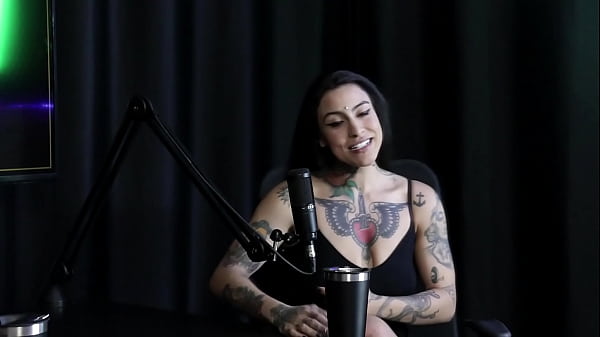 Gostosa demonstra seu gemido depois de dizer que se n&atilde;o souber usar o pau, que saiba usar a l&iacute;ngua e os dedos, e quando foi pra Londres... - Lexi Mallet (SHEER/RED) 