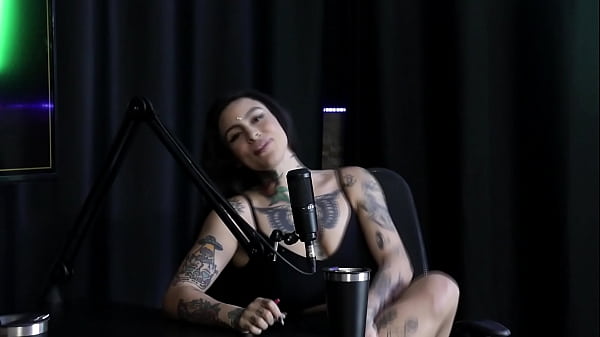 Play MP4 - Gostosa demonstra seu gemido depois de dizer que se n&atilde;o souber usar o pau&comma; que saiba usar a l&iacute;ngua e os dedos&comma; e quando foi pra Londres&period;&period;&period; - Lexi Mallet &lpar;SHEER&sol;RED&rpar;