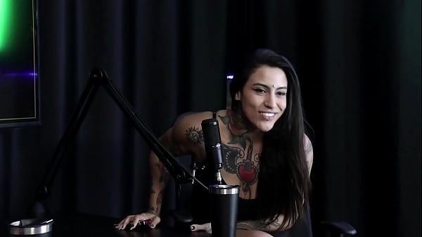 Gostosa demonstra seu_gemido depois de_dizer que se não souber usar o_pau que_saiba usar a língua e_os dedos_e quando foi pra Londres Lexi Mallet SHEER RED