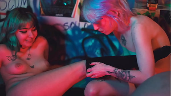 Nonton Lesbian Threesome Foot Slave thumbnail