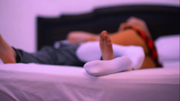 La profesorase folla al estudiante_en su oficina después de clasesmientras sus padres no_están en casa