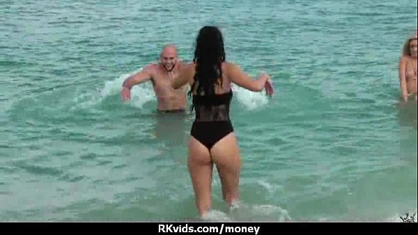 These hornyamateurs know that money talks_7