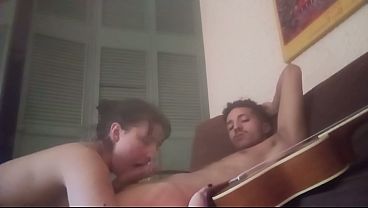Mi compa&ntilde;era de cuarto de la universidad entr&oacute; en m&iacute; giving una mamada en nuestro dormitorio y comenz&oacute; a masturbarse
