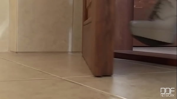 Nonton Relaxing Piss In The Sink thumbnail