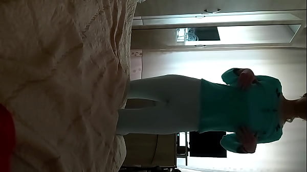 Nonton Shy 18 Year Old Roommate Surprises Me By Sucking My Dick Until She Get All My Cum thumbnail