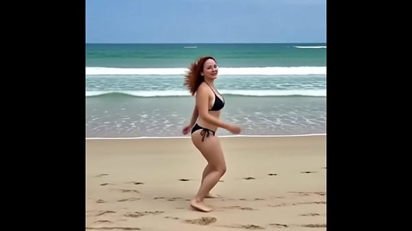 Uma ruiva na praia correndo e sentando na beira mar 