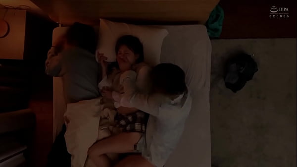 友達の彼女と3人で宅飲み。●い潰れてそのまま雑魚寝してしまったが&hellip;。目を覚ますと、無防備に眠る彼女の姿が。●いに任せてちょっとイタズラをするだけのつもりが