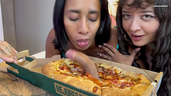 Nonton The Neighbor Arrived With The Extra-meat Pizza. A Threesome With The Hot Leyne Rodriguez. thumbnail