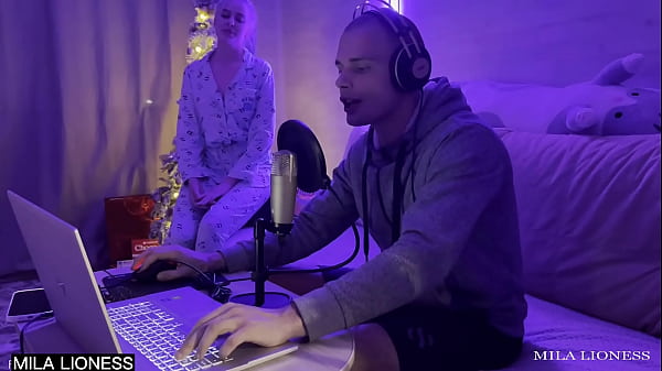 Stepmom wanted to sit on stepson's dick during the stream