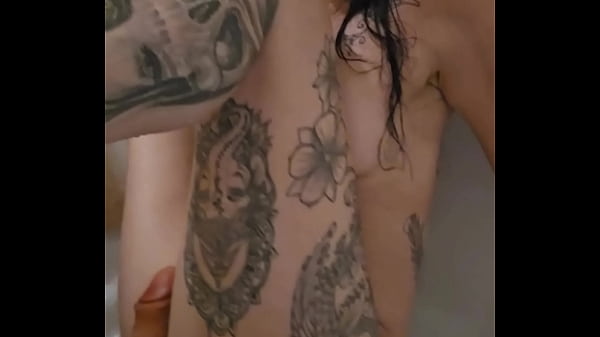 Play MP4 - Emy Angel adore jouer dans l'eau