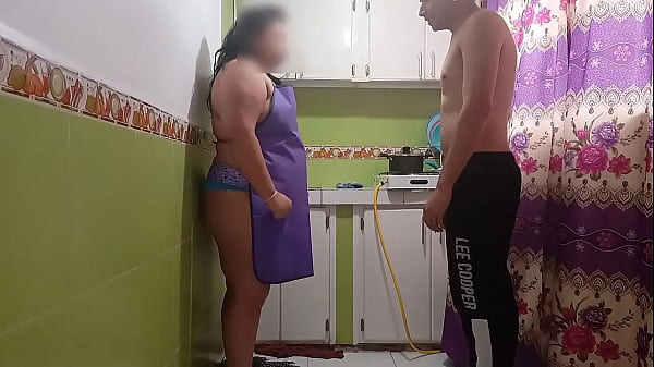 Play MP4 - tio ve a su vecina com poca ropa limpiando y le pobroca una herencion luego la invita a su cuarto mientra su padre esta en el trabajo termina follando Gran culo que tiene