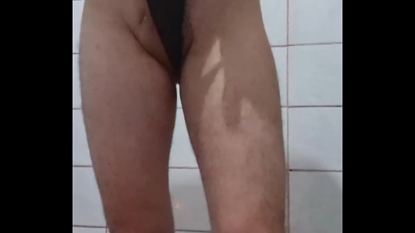 Crossdresser no banheiro 