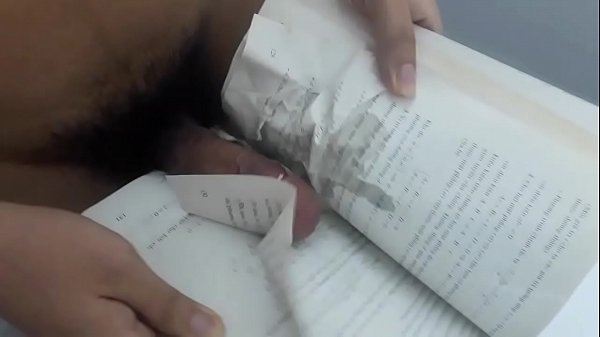 L&agrave;m t&igrave;nh với s&aacute;ch 