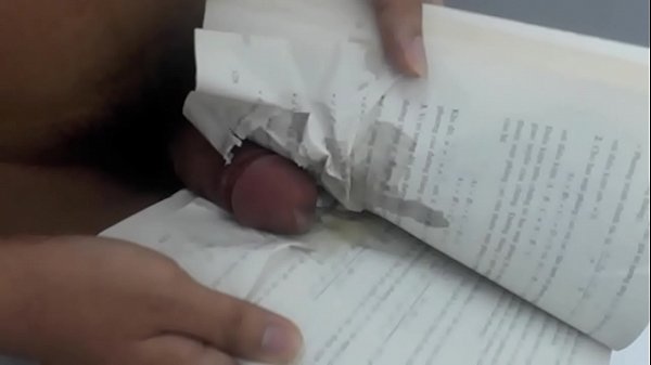 Gay d&acirc_m bắn tinh dịch chảy l&ecirc_nh l&aacute_ng trong s&aacute_ch gi&aacute_o khoa