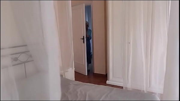 Play MP4 - Beautiful Queen Elsa loves Olaf's nose