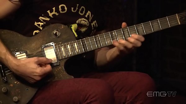 Novinho a guitarra com jeitinho