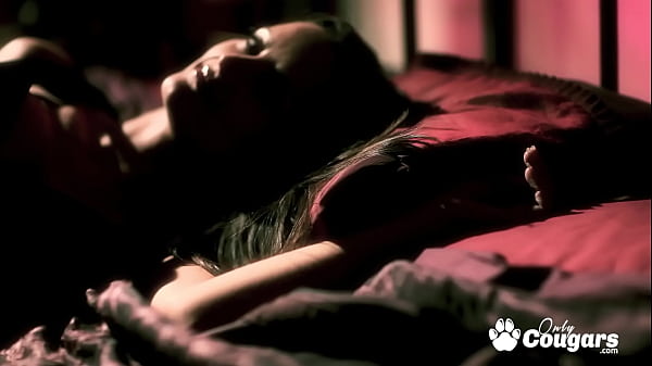 Amica bentley rides over hard dick and gets cumshot on her pretty pussy