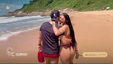 Rainha Hotwife transando na praia de nudismo, com o Corno Manso filmando e v&aacute_rios homens batendo punheta assistindo