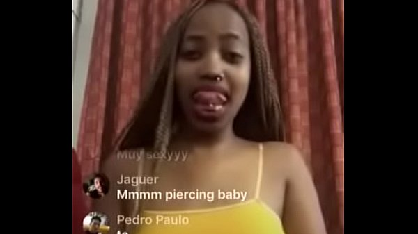 Chica De Piercings Bailando thumbnail
