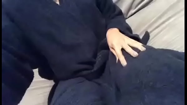 Nonton De A Poquito Me Desnudo thumbnail