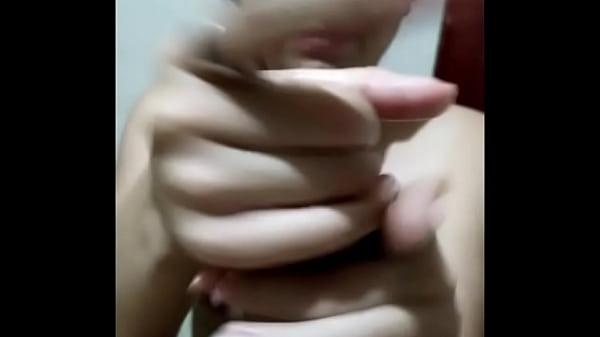 Mi vecina me da una mamada y recibe mi leche en su cara