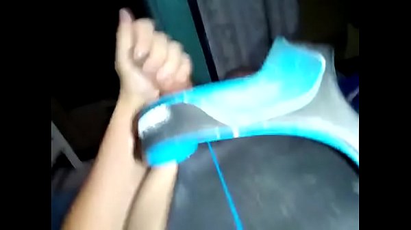 Me masturbei at&eacute; gozar com essa del&iacute;cia de chinelo e meias dele. chinelo n&deg; 41/42 