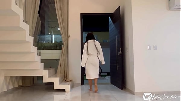 Entregador de delivery faz entrega e fode com morena gostosa que estava sozinha em casa 