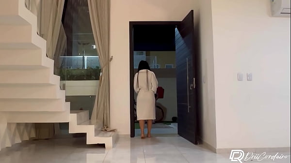 Play MP4 - Entregador de delivery faz entrega e fode com morena gostosa que estava sozinha em casa