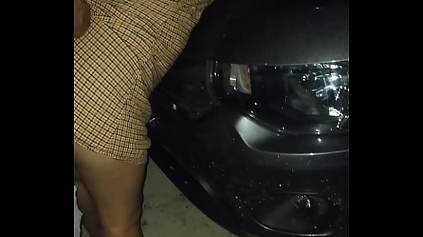 Puta latina no se aguanta las ganas y es penetrada en la playa sobre el auto en p&uacute_blico mostrando las tetas y el culo