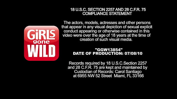 Nonton Girl Finger Bangs Her Pussy On The Lawn! thumbnail