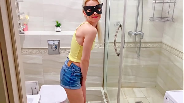 Nonton Pee: Mia's Mimi Triple Jeans Pee thumbnail