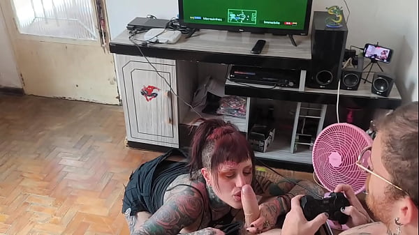 Play MP4 - safada rabuda nao deixou eu jogar video game&comma; entao meti no rabao dela no pelo