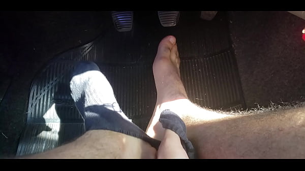 Play MP4 - Dirigindo descal&ccedil;o e com chule