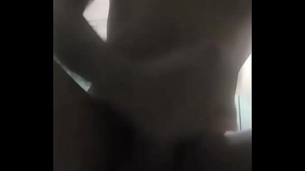 Batendo uma com tes&atilde_o no banheiro