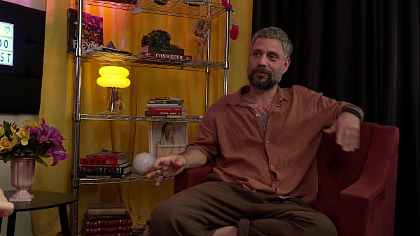 Loira Novinha's Tempting Tease: Dirty Feet for You!