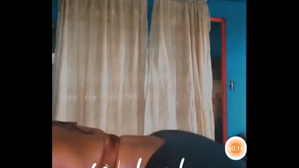 Twerking that fat ass she fine as hell