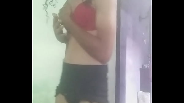 Cdzinha tirando a roupinha 