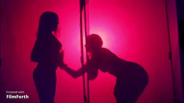 strip tease das modelos do_Bar Sul_América as Sul_Girls sensualizando atrás do biombo tirando a_ligerie_lentamente