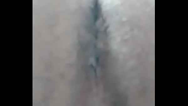 Metiendose dedo en el ano 