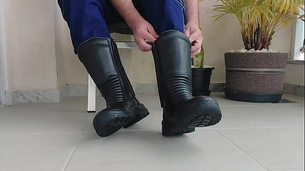 PUTTING ON THE WORK BOOT - MLV03 (65C32)