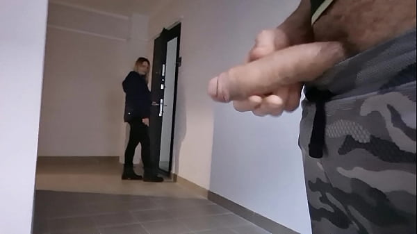 A man flashes a big dick_to an unfamiliar beautiful girl