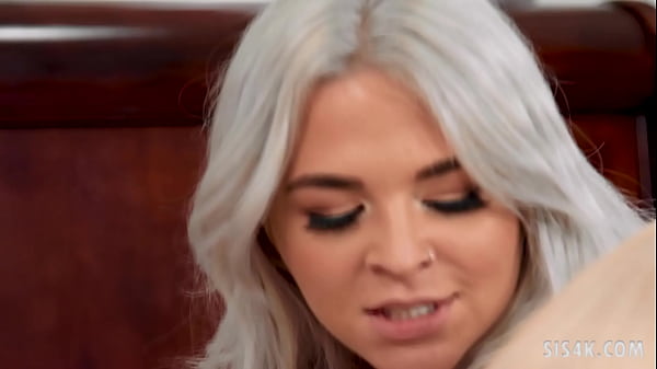 Rharri Rhound and Skylar Vox makinglesbian love