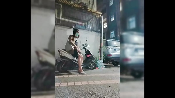 Play MP4 - 戶外露出自慰射精