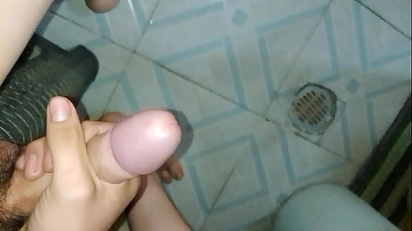 Pito chico se masturba ante la c&aacute_mara