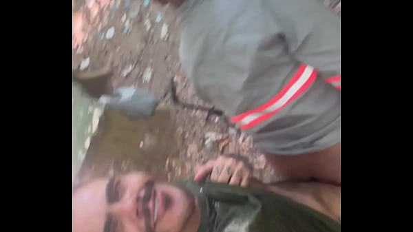 Trabalhador dando no pelo no mato pro Agroboy 