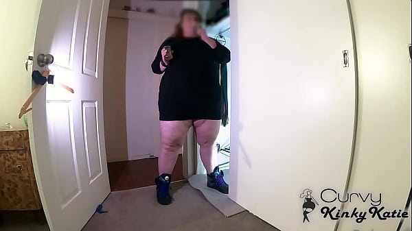 Play MP4 - HOT DIRTY CHUBBY SMOKES AND PISSES IN HER CLOSET WHILE SHAKING HER BIG ASS
