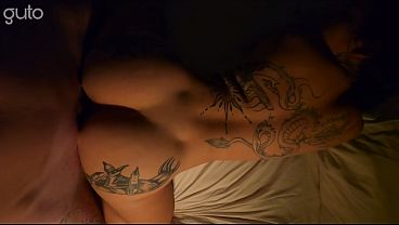 Com essa buceta toda babada e gozada foi pica nessa puta a noite toda tatuada rabuda e gostosa
