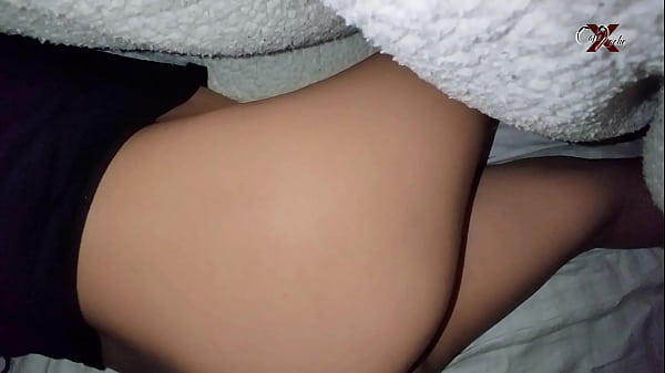 Play MP4 - NO AGUANTO Y ME COJO A MI CU&Ntilde;ADA EN PLENA MADRUGADA&period;&period;&period; me meto a su cama y aprovecho para meterle mi verga por el culo