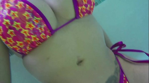 La Puta Mexicana cogiendose a su mejor amiga enpublico, en la alberca de_sus departamentos.